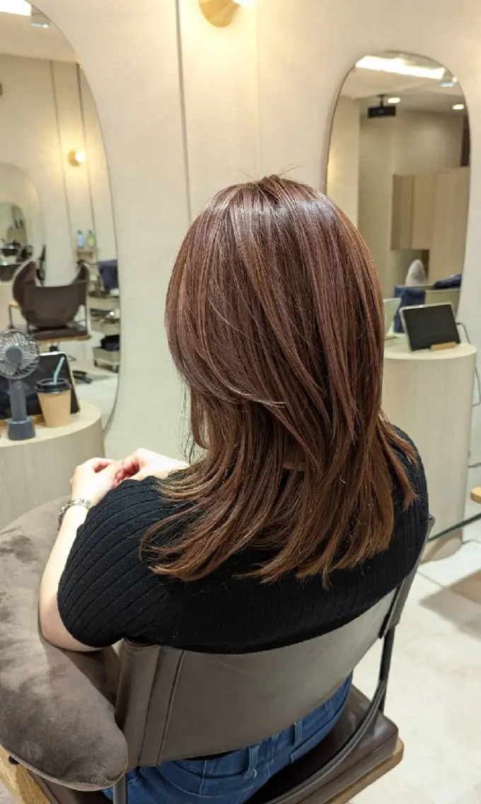 ミディアム カラー レイヤーカット いずみ こずえのヘアスタイル