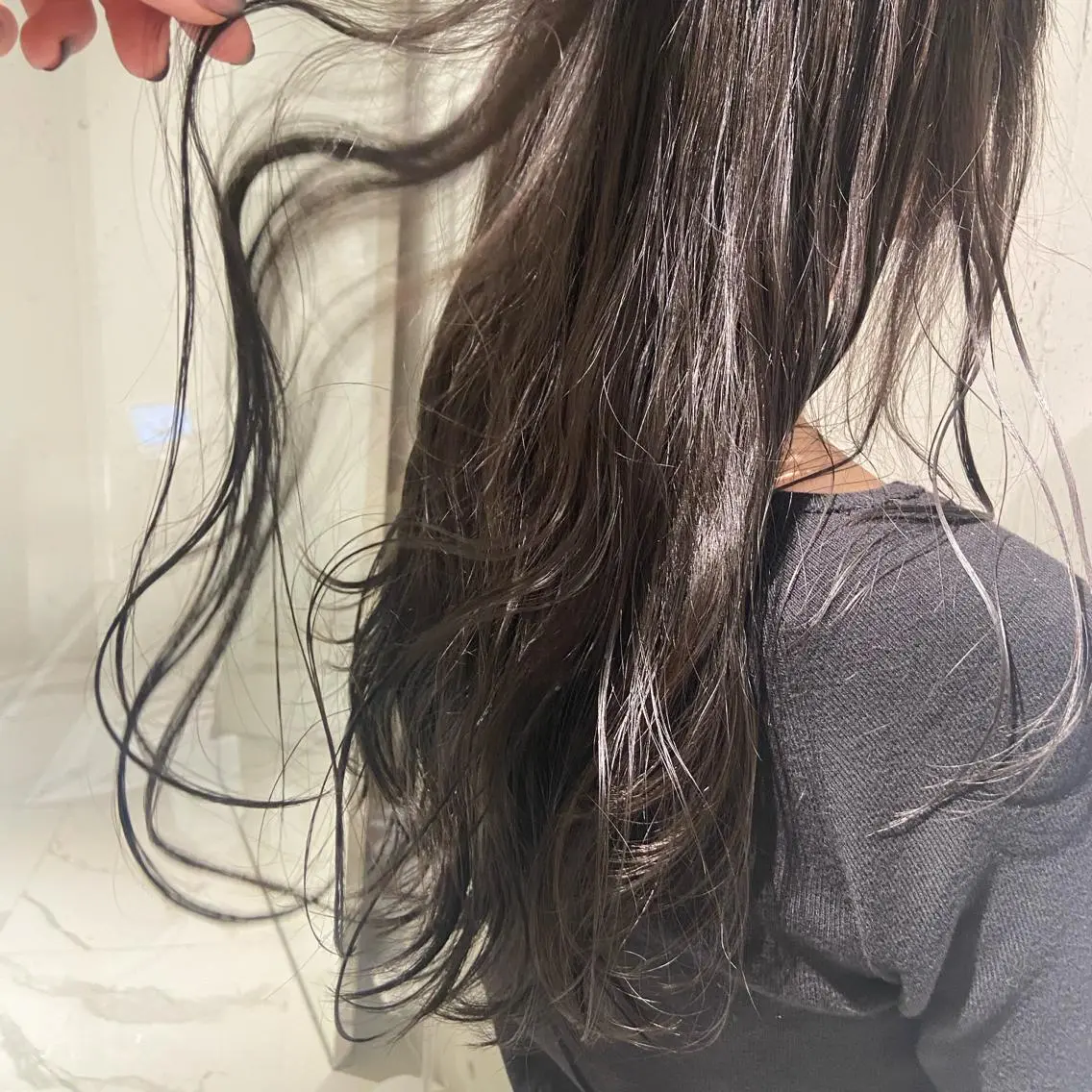 ロング カラー 透明感カラー グレージュ カジュアルを女っぽく 𝗮𝘆𝗮𝗰𝗼のヘアスタイル