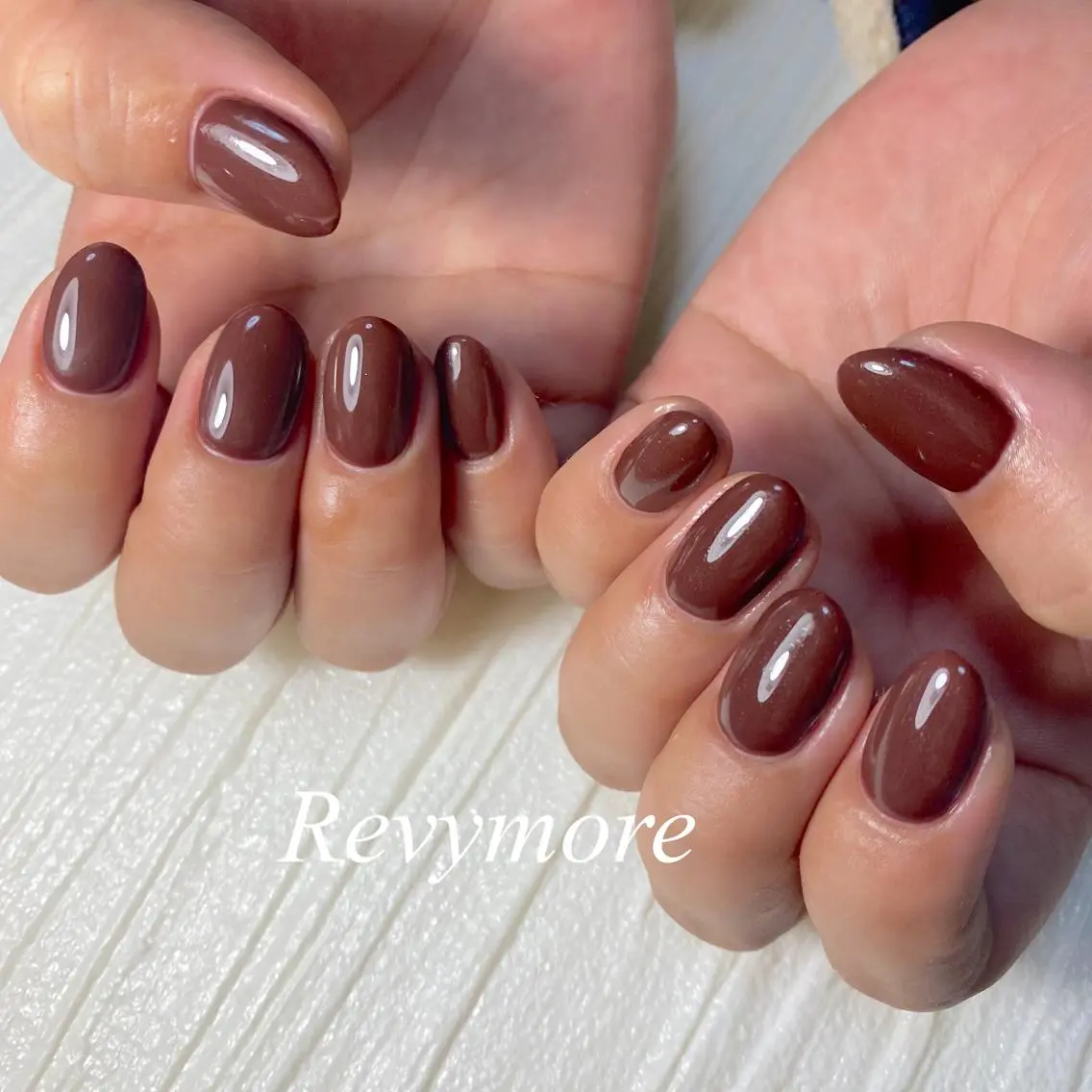 ショート ネイル ブラウン ジェルネイル ニュアンスネイル オフィスネイル シンプルネイル nail salon Revymoreのネイルデザイン