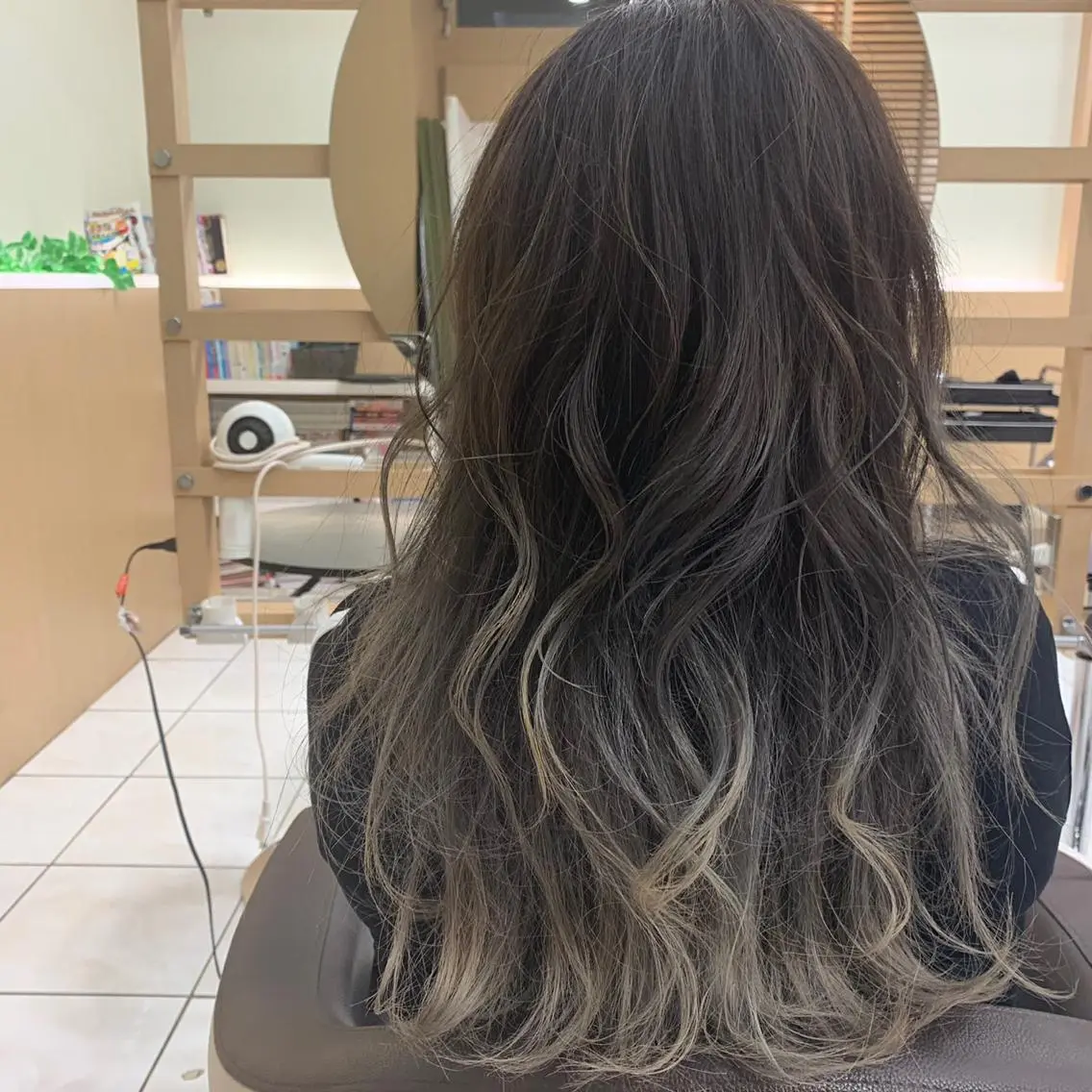 カラー アッシュ バレイヤージュ ブリーチ ヘアカラー トリートメント Blossom 橋本のヘアスタイル