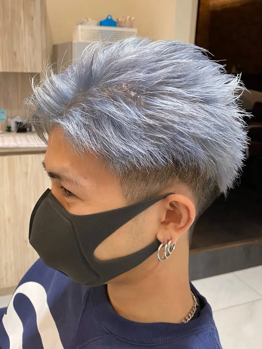ショート カラー メンズ メンズブリーチ メンズハイトーン アッシュ ブリーチ ブルーカラー グランデュール焼津 SEIRYU🐉のヘアスタイル