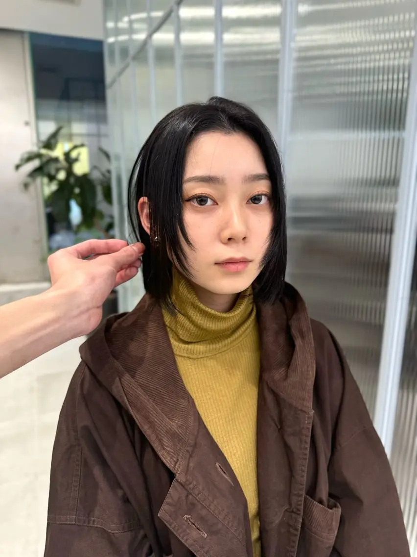 ショート 顔周りカット ブリーチなし 寒色カラーのヘアスタイル