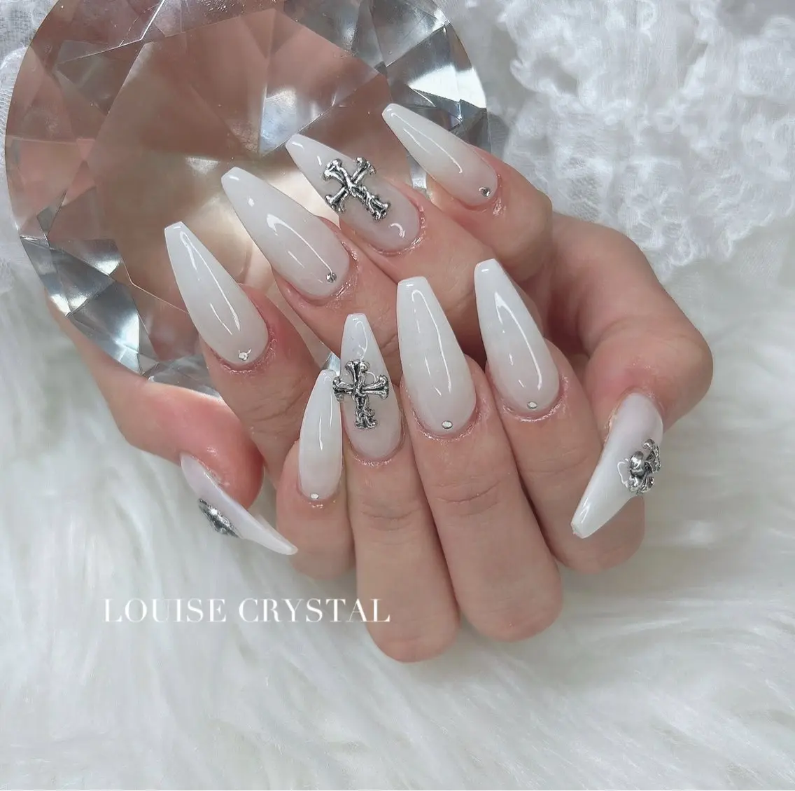 ネイル ハンドネイル LOUISE CRYSTALのネイルデザイン