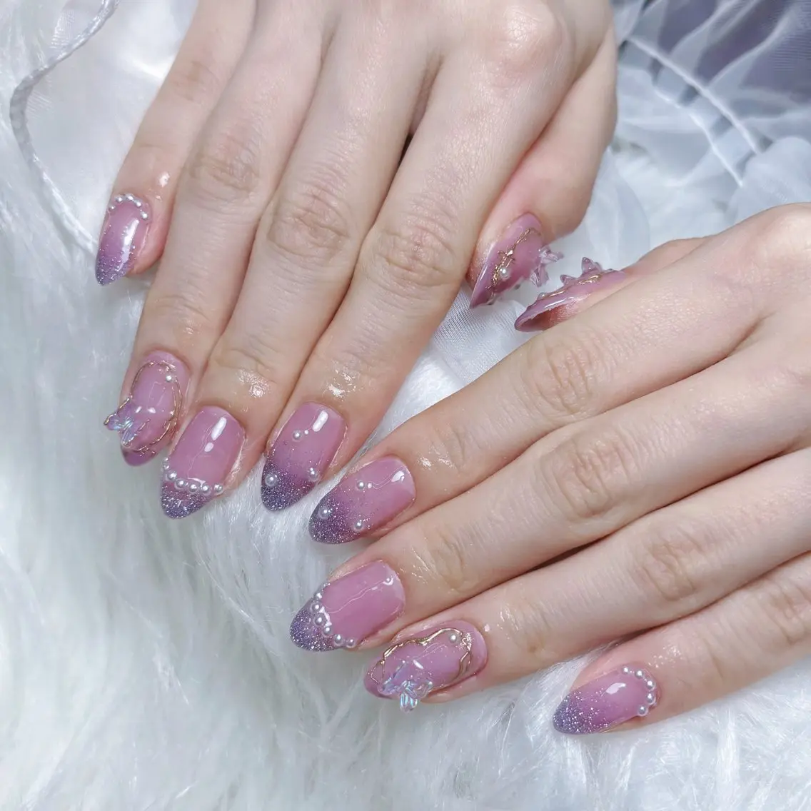 ネイル ハンドネイル Shis_🦄shi 韓国風キラキラネイルのネイルデザイン