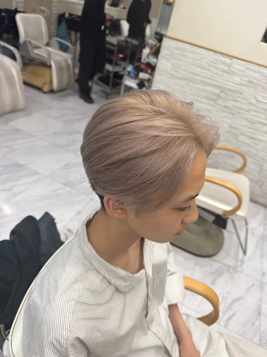 ショート カラー ヘアアレンジ メンズ 切りっぱなしボブ 前下がりボブ メンズブリーチ メンズハイライト メンズハイトーン カット ヘアカラー トリートメント 目黒 碧人のヘアスタイル