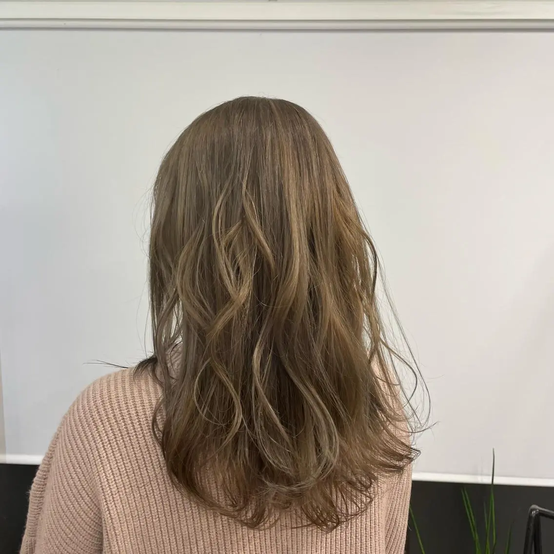 ロング カラー アッシュ ベージュカラー ブリーチ monami 山本華菜のヘアスタイル