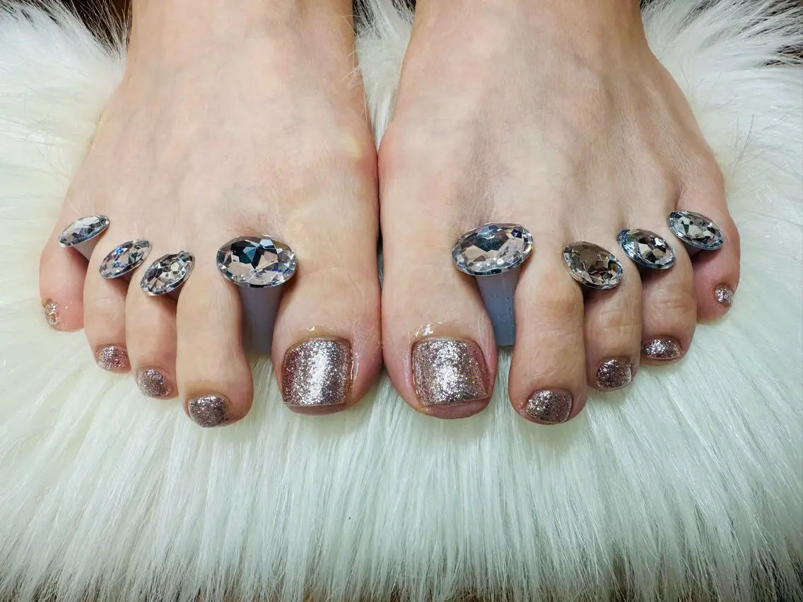 ネイル フットネイル ラメ(グリッター) フットネイル 🌿Nnail🌿 プライベートサロンのネイルデザイン