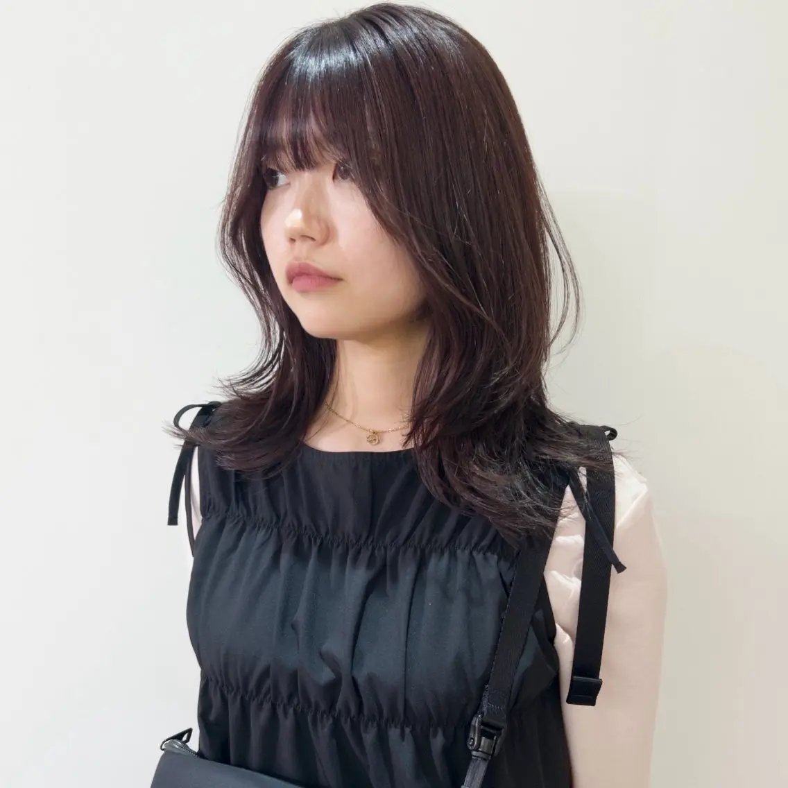 ミディアム カラー カシス 透明感カラー パープルカラー 顔まわりレイヤー 顔周りカット カット ヘアカラー トリートメント nonoka オリーブ/レイヤーのヘアスタイル