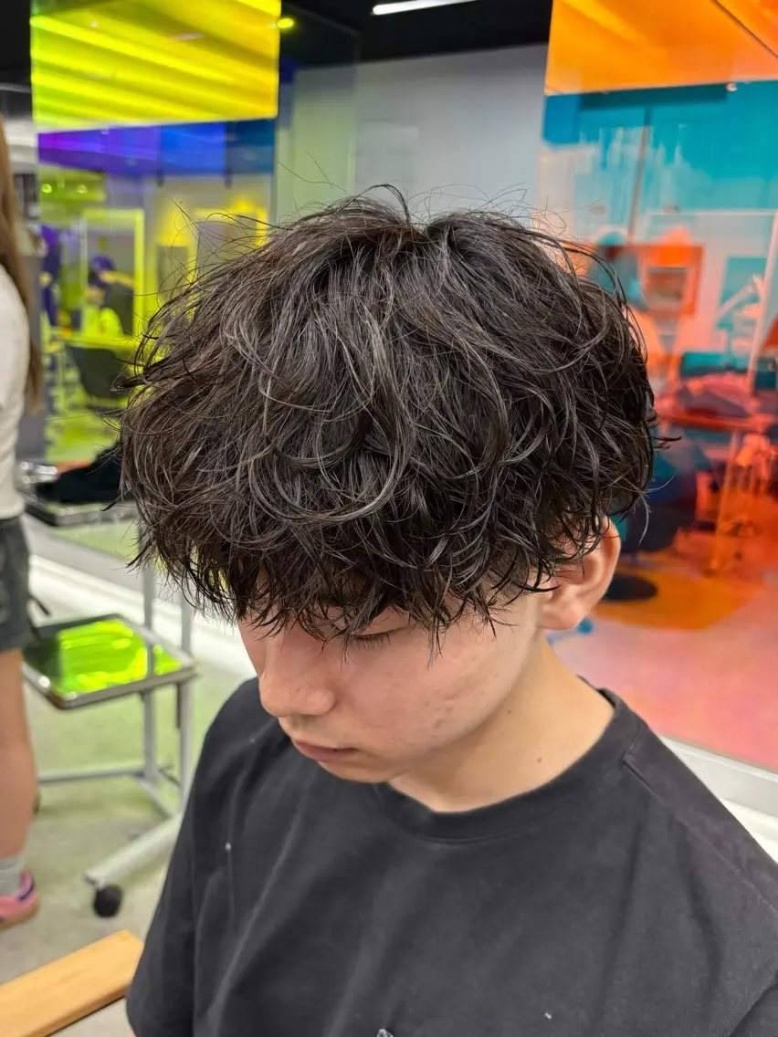 ショート パーマ メンズ メンズパーマ プードルパーマ 学生(メンズ向け) スパイキーショート 波巻きパーマ カット パーマ シャドウパーマ/ ルーズパーマ/メンズのヘアスタイル
