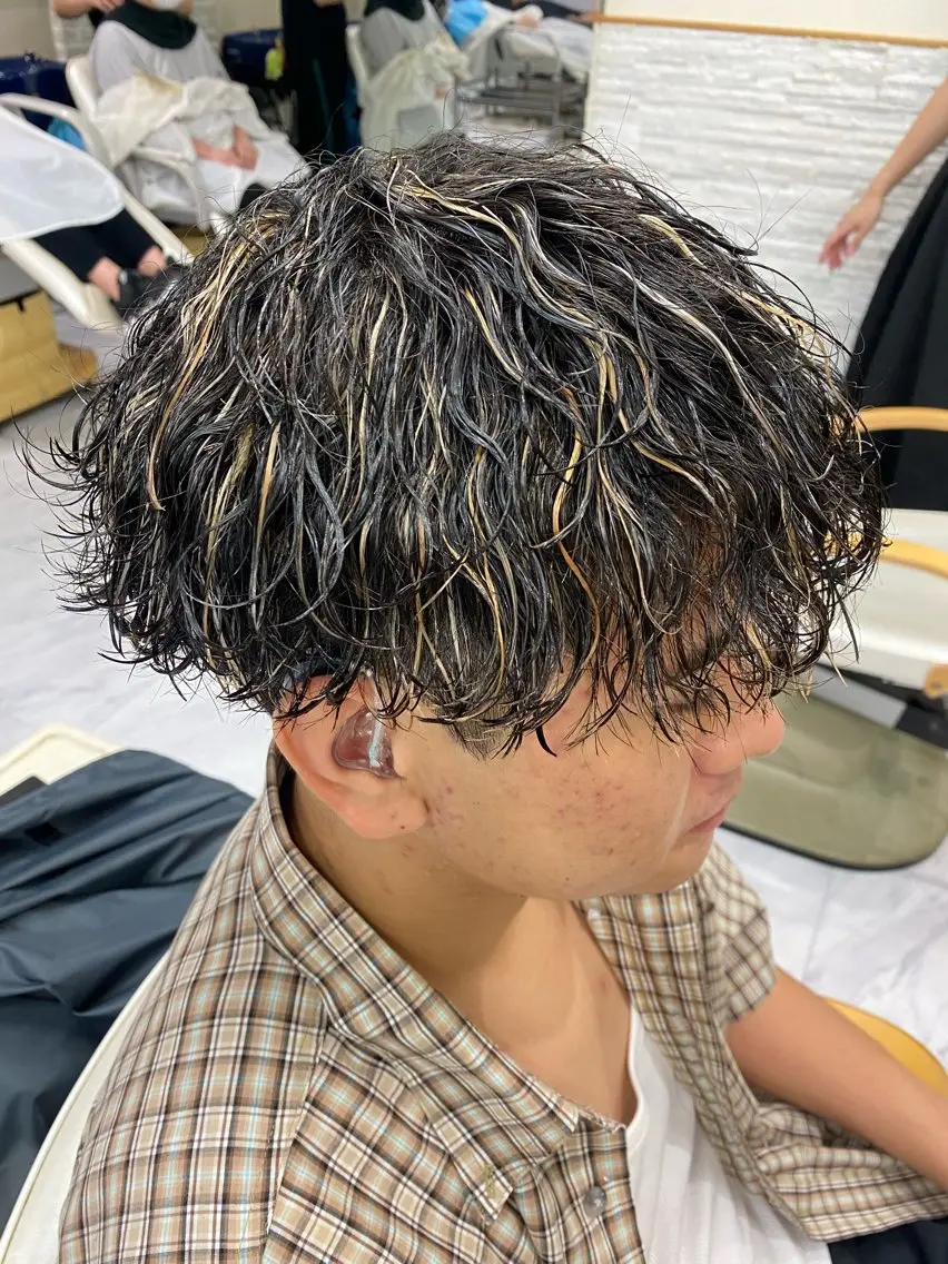 パーマ メンズ メンズハイライト メンズパーマ メンズツイストパーマ 波巻きパーマ スパイラルパーマ カット パーマ トリートメント 🌴パーマオタク🌴 長谷川 諒佑🌈のヘアスタイル