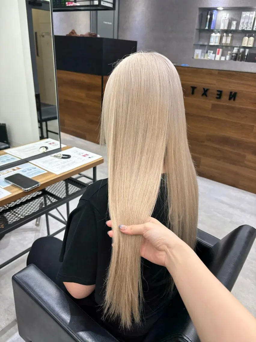 ロング カラー ベージュカラー ブリーチ ハイトーンカラー ホワイトベージュ エクステ ヘアカラー トリートメント エクステ ENA💗NEXT /ハイトーンエクステのヘアスタイル