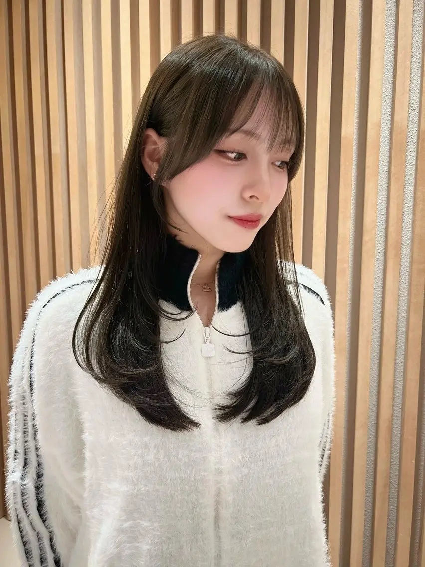 セミロング カラー カット ヘアカラー トリートメント 興津/レイヤー/韓国 透明感カラー縮毛のヘアスタイル