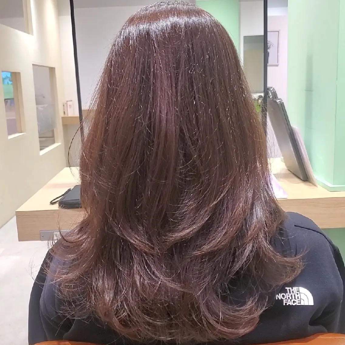 ロング カラー ブラウンカラー ピンクカラー ピンクブラウン あさみ ／スパ・ケアニストのヘアスタイル