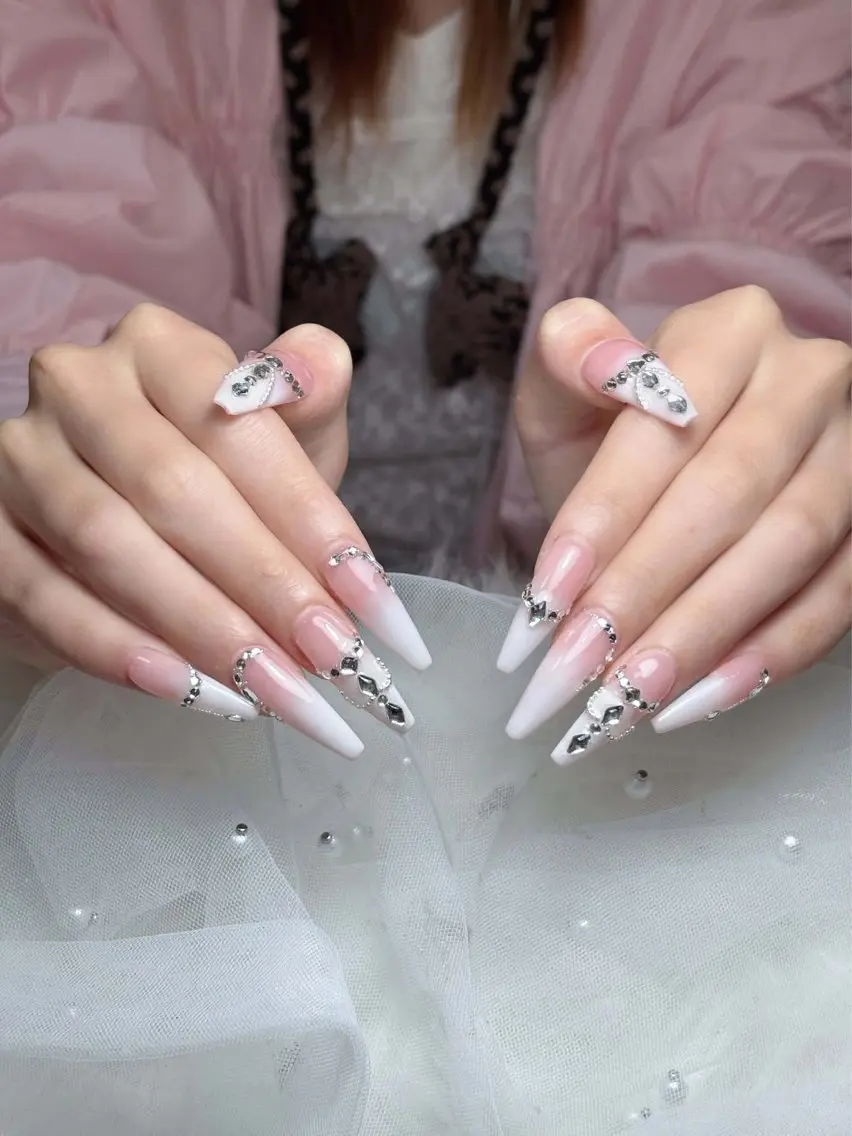 ネイル チークネイル ドット フレンチネイル グラデーション ハート Eli Muse 新宿ネイルのネイルデザイン