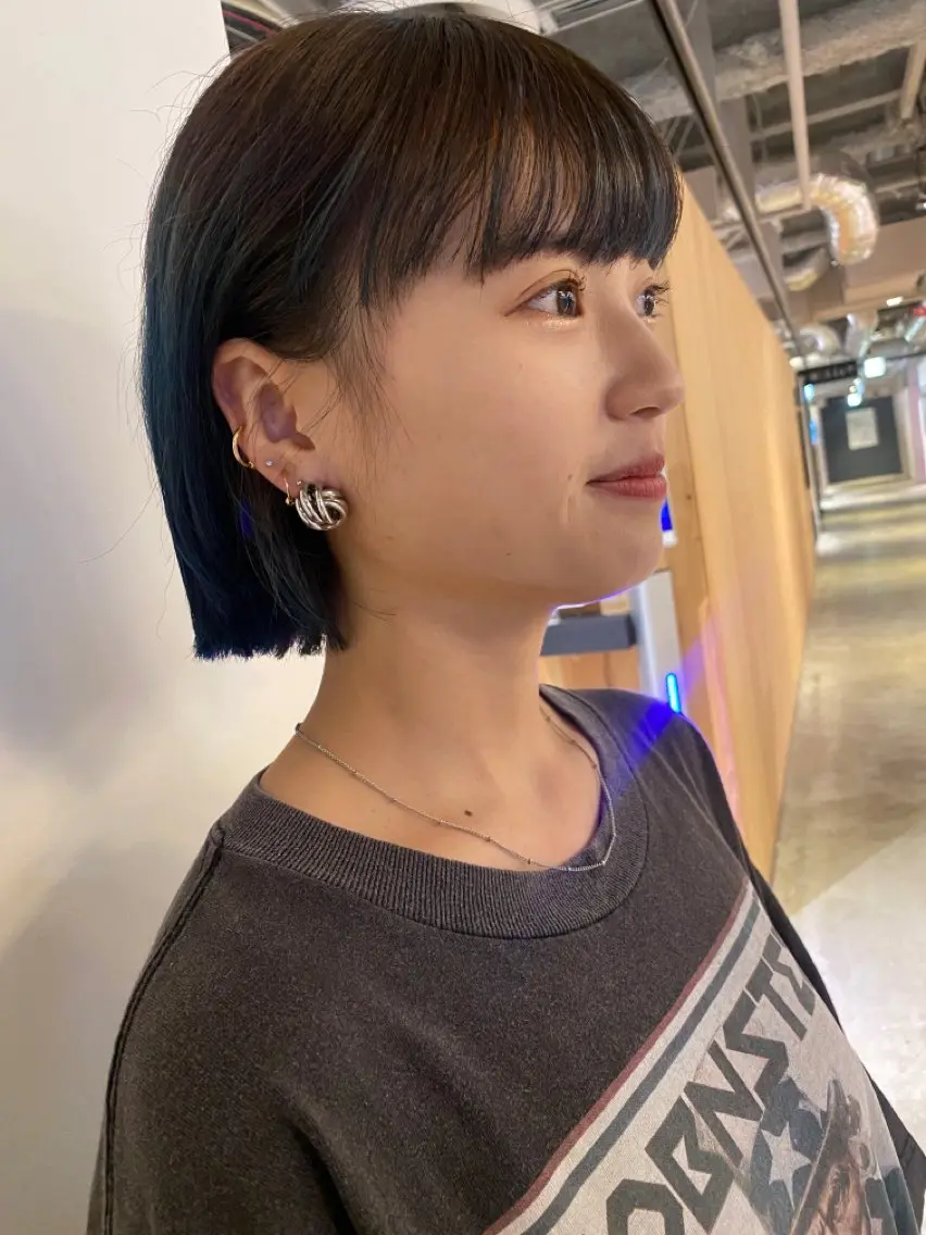 ミディアム カラー ベージュカラー ブリーチ ブルーカラー やまもと さえのヘアスタイル
