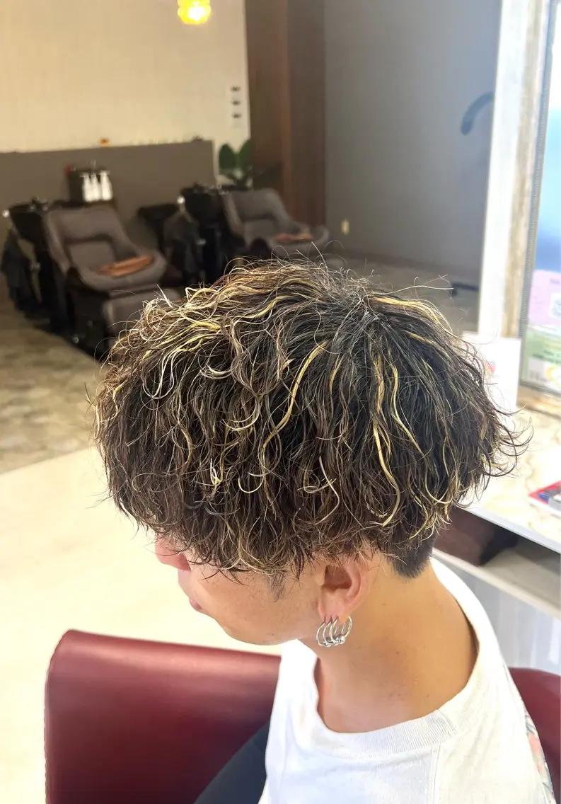 ショート カラー パーマ メンズ メンズメッシュ メンズパーマ 波巻きパーマ メッシュ KEN 🌟のヘアスタイル