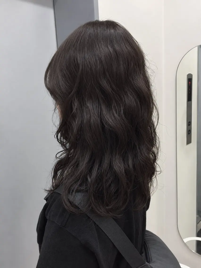 セミロング カラー パーマ セミロングパーマ ブラウンカラー オリーブブラウン カット ヘアカラー パーマ 杏華レイヤー/ パーマ/ハイトーンのヘアスタイル