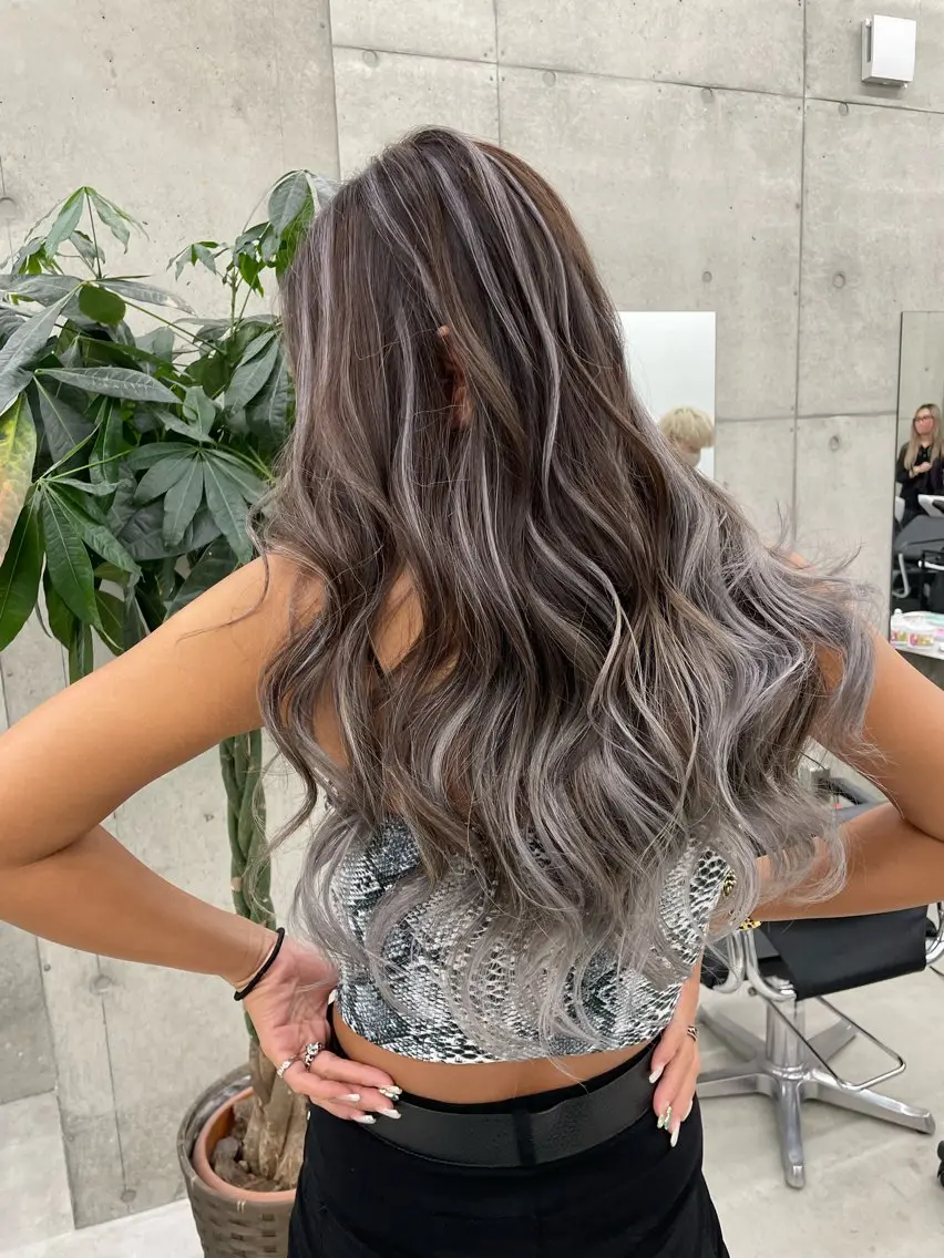 ロング カラー アッシュ アッシュグレー アッシュグレージュ ベージュカラー ブリーチ 佐藤 まいらのヘアスタイル