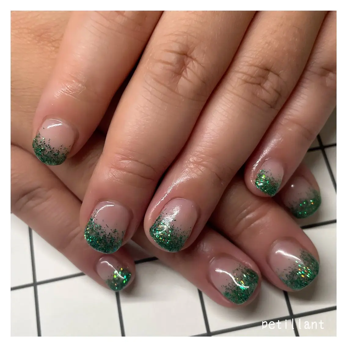 ネイル グラデーション グリーン ラメ(グリッター) ラメグラデーション ショートネイル nail salon petillantのネイルデザイン