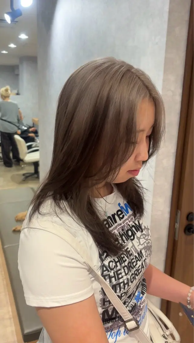 セミロング カラー カット ヘアカラー トリートメント 🌐NATSUMI 🌐【寒色カラー】のヘアスタイル