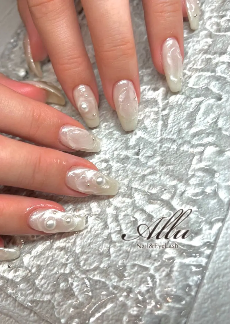 ネイル ミラーネイル ホワイト 🌻MINAMI 🌻nail🌻のネイルデザイン