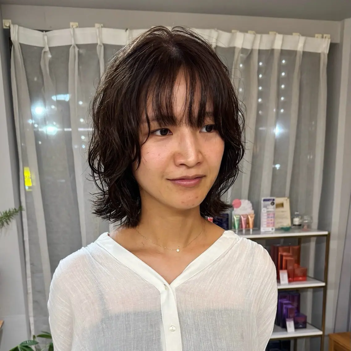 ミディアム カラー パーマ ミディアムパーマ グレージュ ボブ 顔まわりレイヤー レイヤーカット 岸本 和浩のヘアスタイル