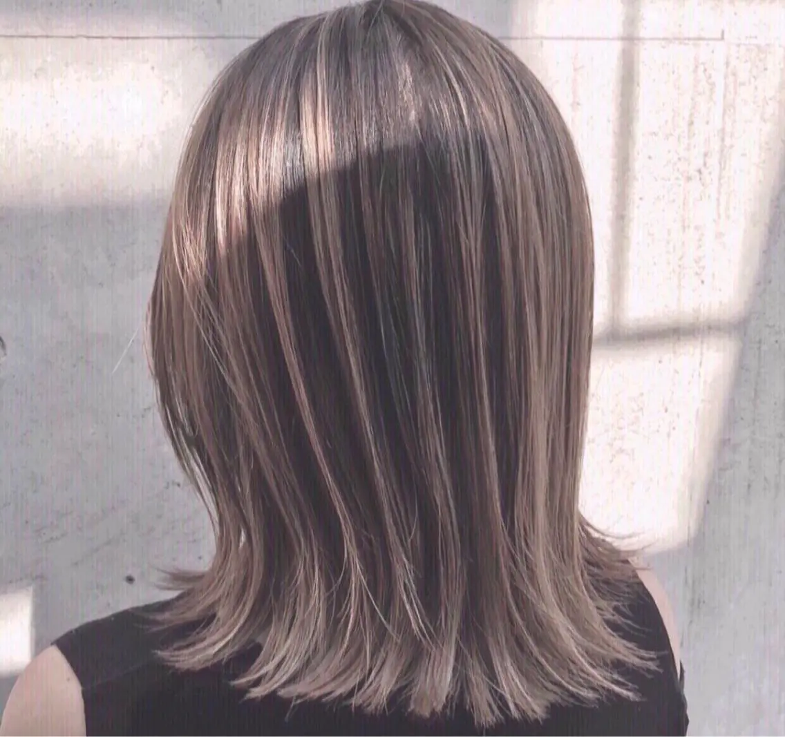 ミディアム カラー ミディアムパーマ アッシュ ベージュカラー ブルーカラー グレージュ ヘアカラー AKI アキのヘアスタイル