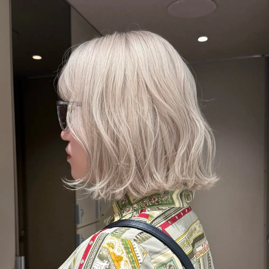 ショート カラー ブリーチ ブロンド ホワイトブロンド ヘアカラー トリートメント Akari暖色カラー /レイヤーカットのヘアスタイル