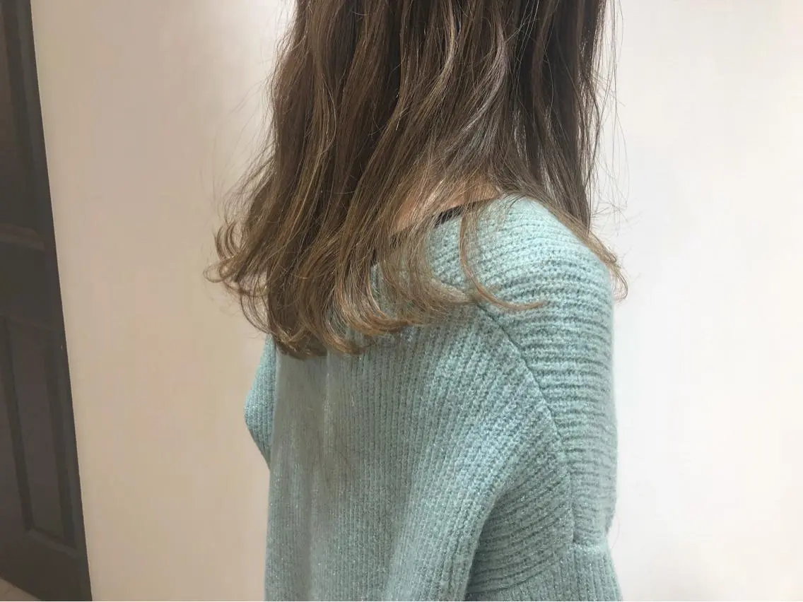 ロング カラー ベージュカラー ハイライトカラー ミルクティーベージュ ハイライト カット ヘアカラー 縮毛矯正 トリートメント 江原 彩華のヘアスタイル