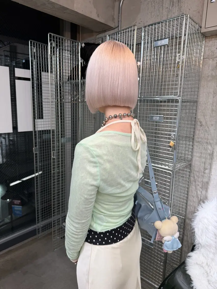 ショート カラー ヘアアレンジ 切りっぱなしボブ ハイトーンカラー ボブ カット ヘアカラー トリートメント 艶ハイトーン/ヘア アレンジAYAKAのヘアスタイル