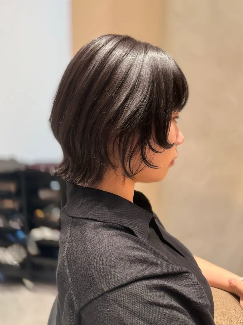 ミディアム カラー カット ヘアカラー トリートメント ヘッドスパ ヘアセット ミオ💎ショート 透ける暗髪のヘアスタイル