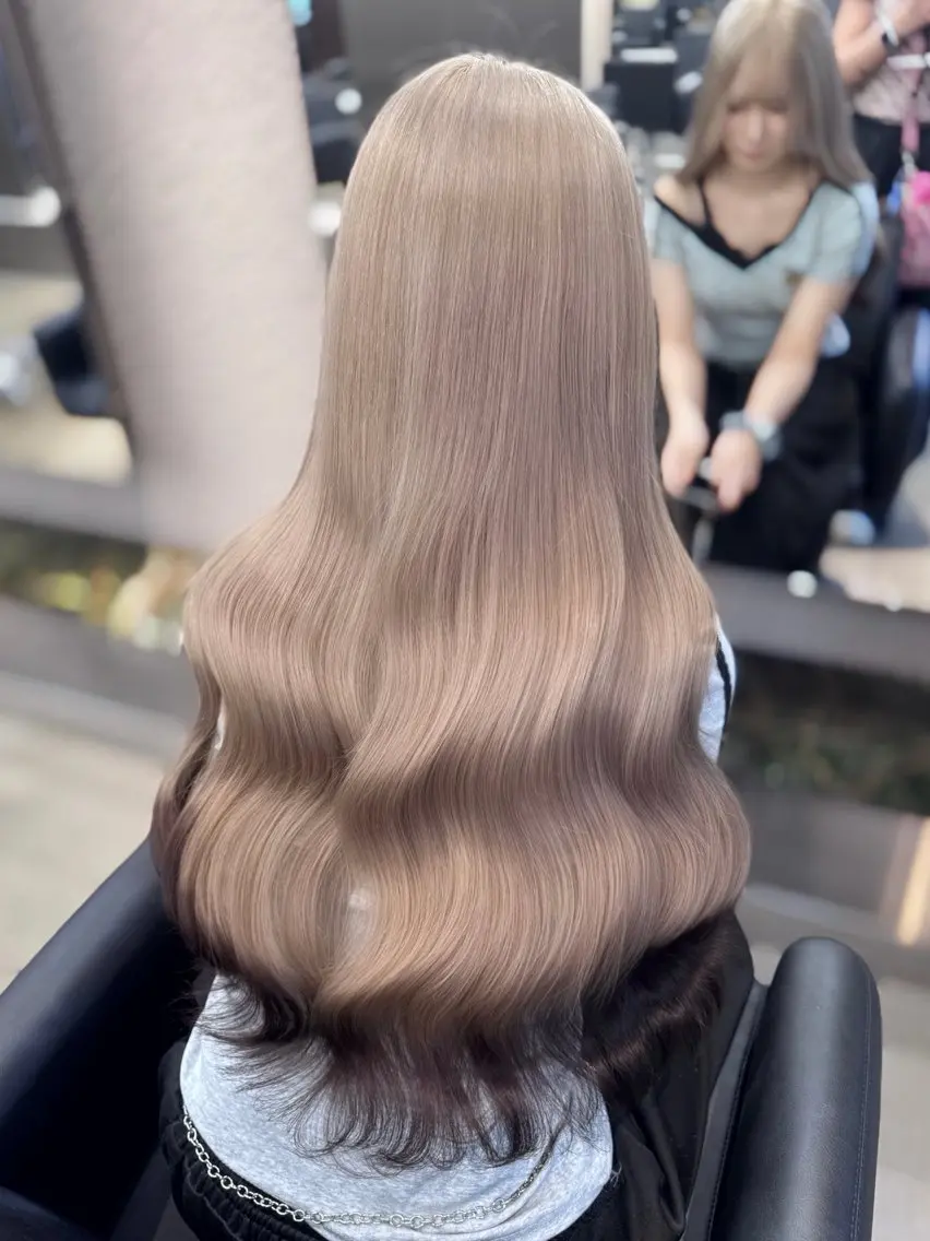 ロング カラー ベージュカラー ブラウンカラー ミルクティーベージュ ヘアカラー トリートメント 紬/enne/ブリー チ/ハイトーンのヘアスタイル
