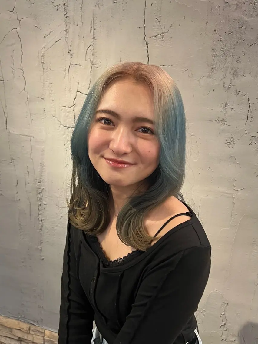 ミディアム カラー ブロンド ブルーカラー グラデーションカラー グレージュ カーキグレージュ カット ヘアカラー トリートメント いぐちしょうた🫧 VISAGEbaskのヘアスタイル