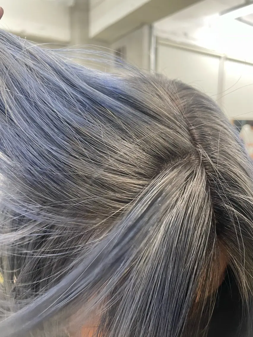 ミディアム カラー ブルーカラー シルバー ハイトーン/レイヤー 🌸さくらのヘアスタイル