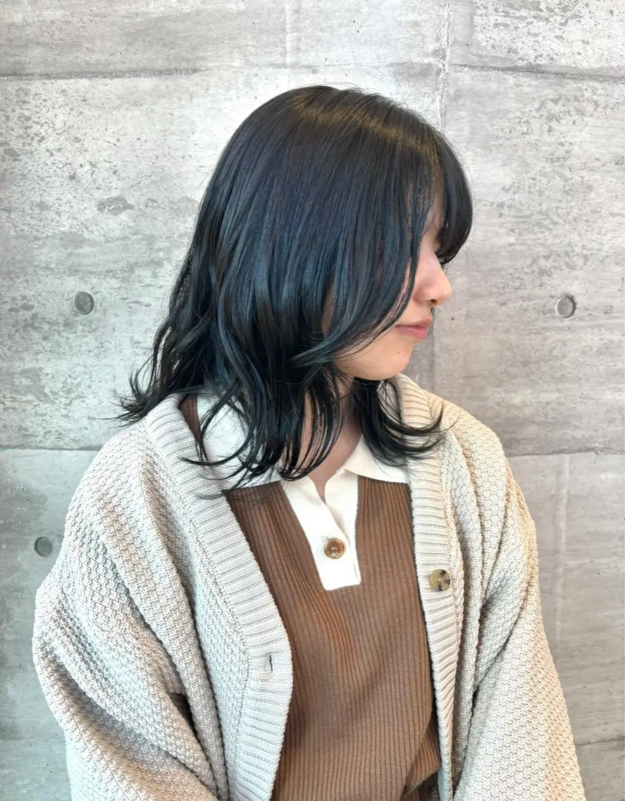 ミディアム カラー 黒髪 ブルーカラー ブルーブラック 透明感カラー 中里 恵梨のヘアスタイル