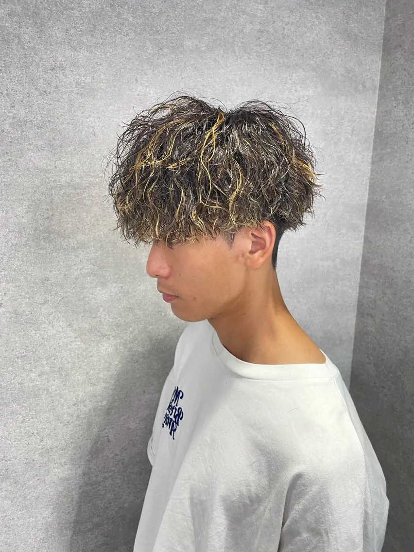 ショート カラー パーマ ヘアアレンジ メンズ メンズブリーチ センターパート メンズハイライト メンズハイトーン マッシュウルフ カット ヘアカラー パーマ トリートメント ヘッドスパ ヘアセット スパイキー/フェザー /波巻き/かいとのヘアスタイル