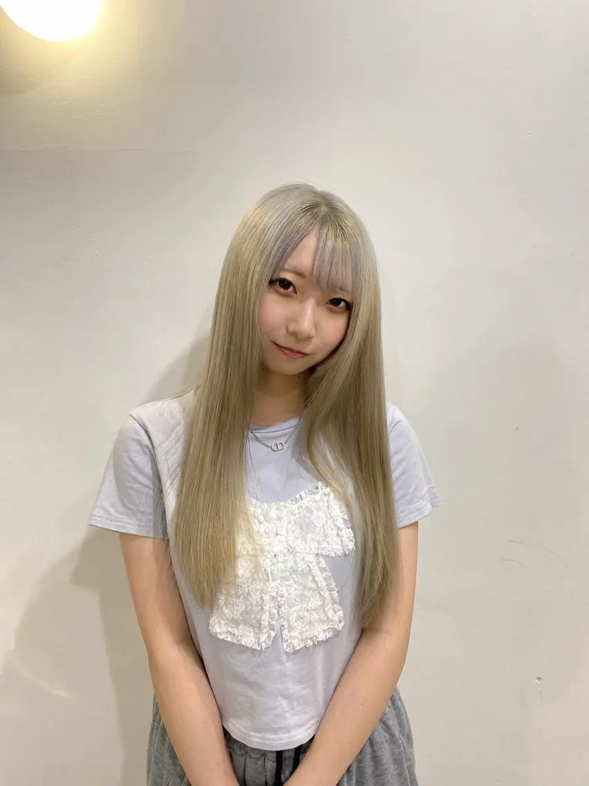 ロング カラー ベージュカラー ブリーチ ホワイトベージュ 縮毛矯正 ハナダ メイのヘアスタイル