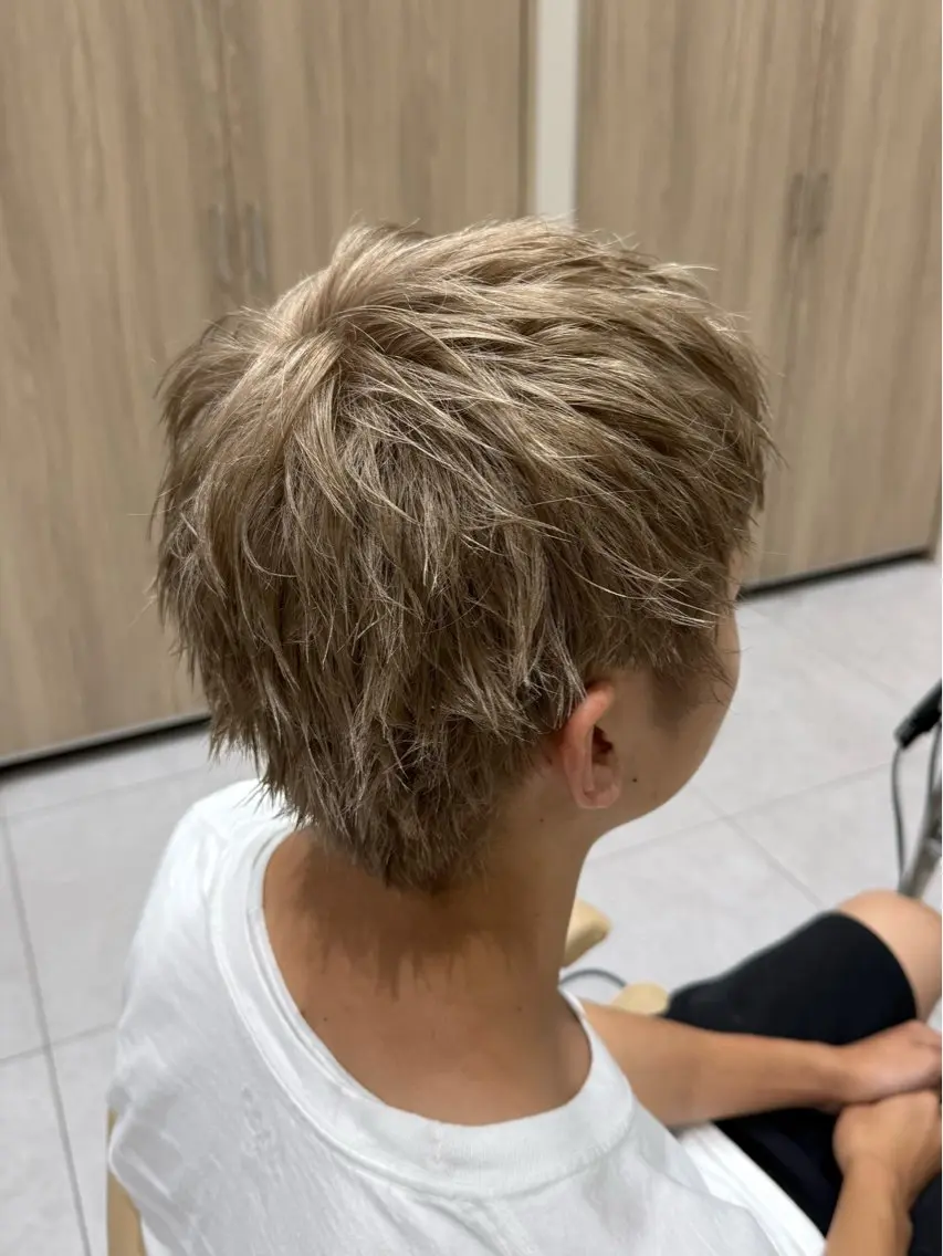 ショート カラー メンズ メンズハイトーン ハイトーンカラー ショートヘア ヘアカラー 韓国レイヤー｜ ハイトーン｜ココナのヘアスタイル