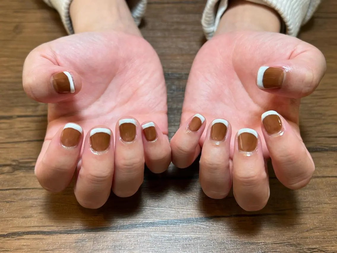 ショート ネイル ブラウン クリアネイル ホワイト ハンドネイル HENRIETTA NAILSALONのネイルデザイン