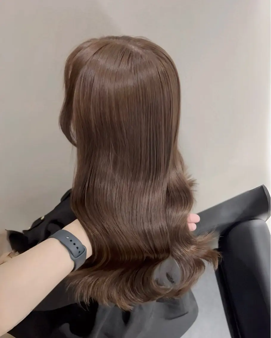 セミロング カラー パーマ アッシュ アッシュグレー アッシュグレージュ ベージュカラー ブリーチ カット ヘアカラー トリートメント akira｜ 透明感ベージュ｜梅田のヘアスタイル