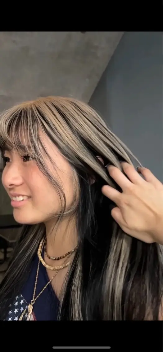 ロング ヘアカラー Hiyo 外国人風くせ毛パーマのヘアスタイル
