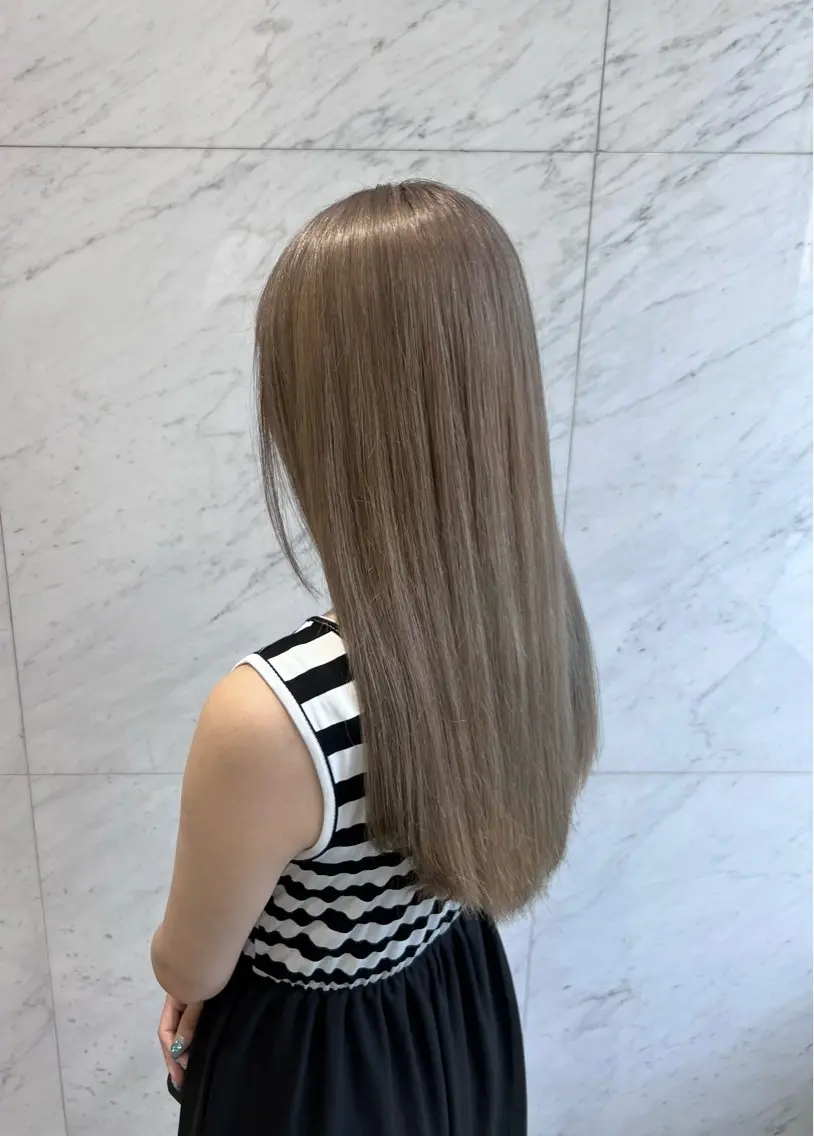 セミロング カラー ブリーチ グレージュ ミルクティーグレージュ ベイリコルド　アトリ 店長　宮城一真のヘアスタイル