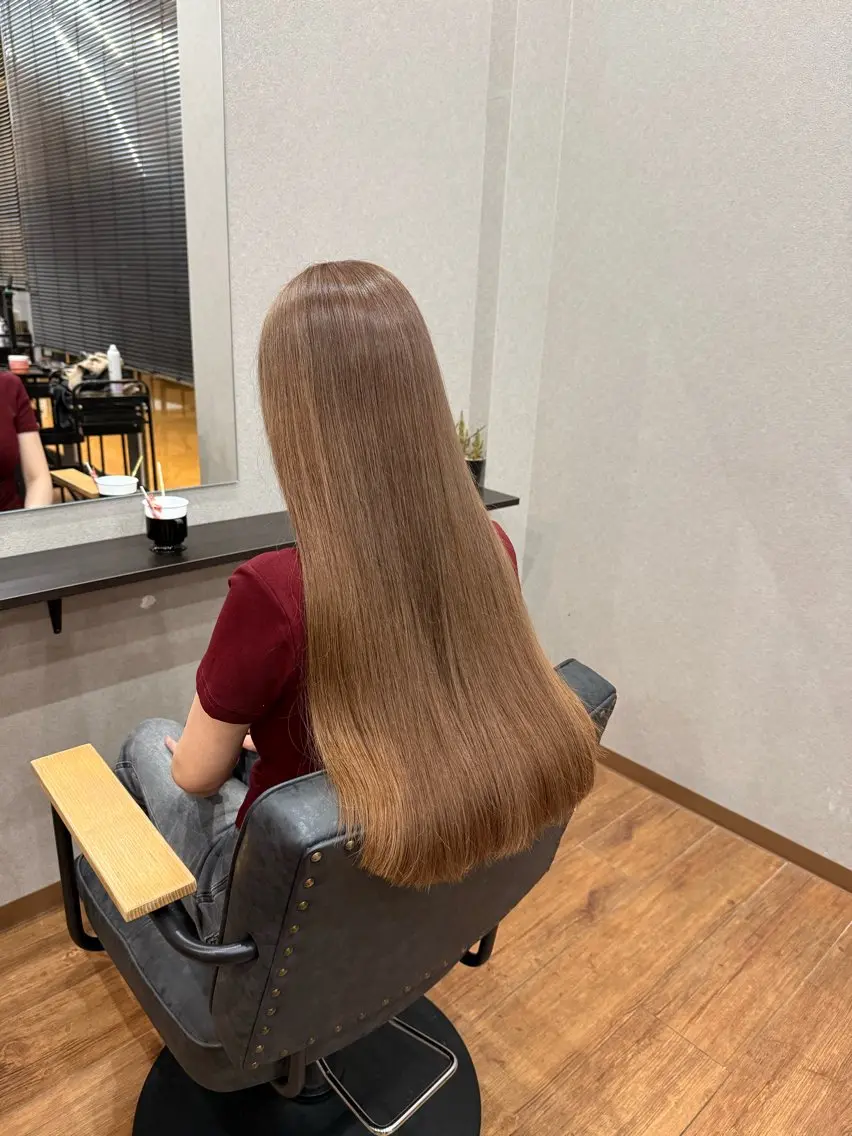 ロング カラー ベージュカラー ミルクティーベージュ カット ヘアカラー トリートメント 鵜飼 真伍のヘアスタイル