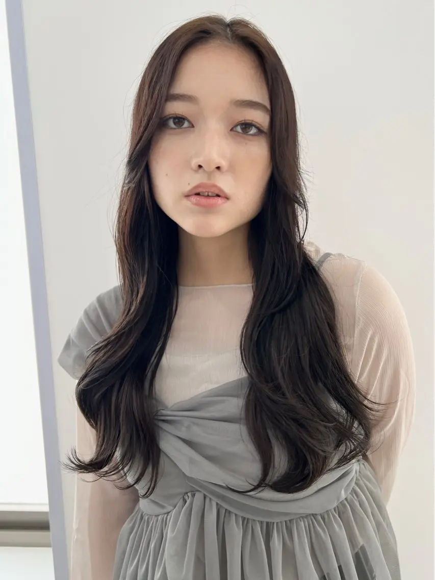 ロング ロングレイヤー アッシュ くびれヘア 韓国風ヘア くびれレイヤー カット ヘアカラー トリートメント 高木 麻知子のヘアスタイル