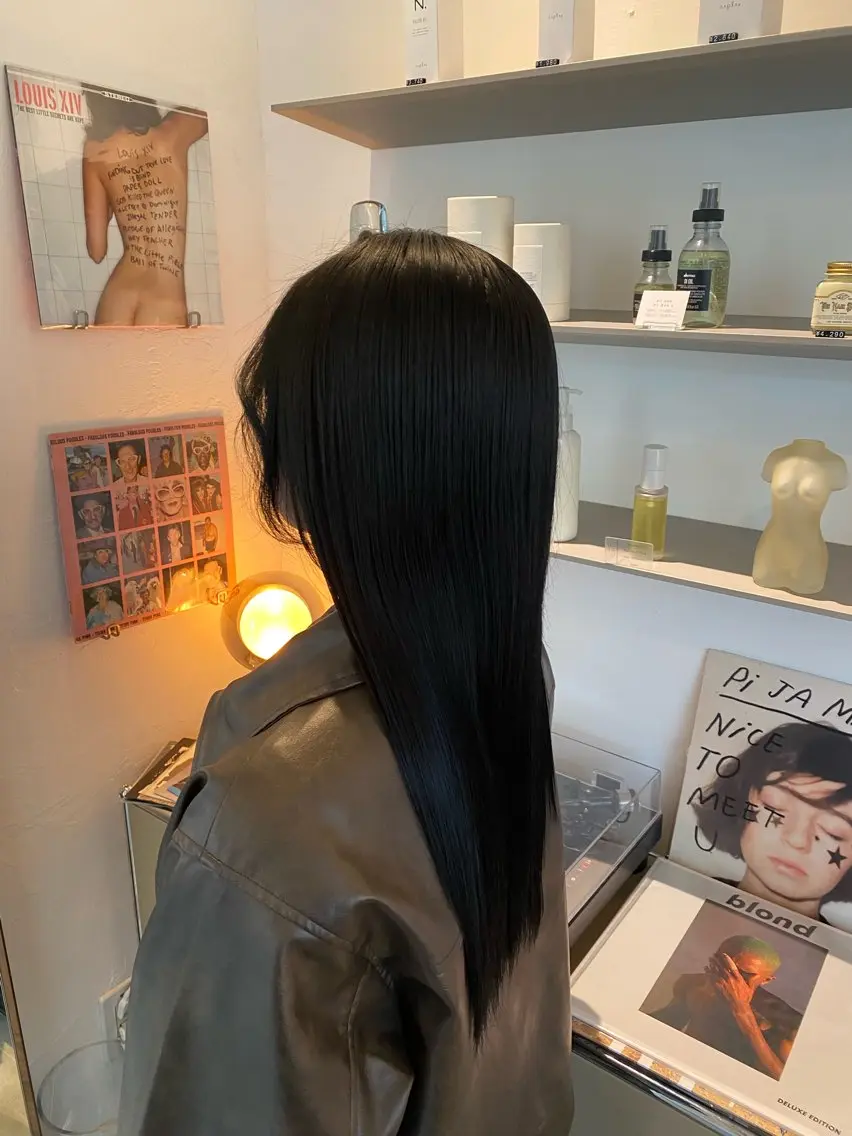 カラー 黒髪 ブルーカラー ブルーブラック hinata /ハイトーンのヘアスタイル