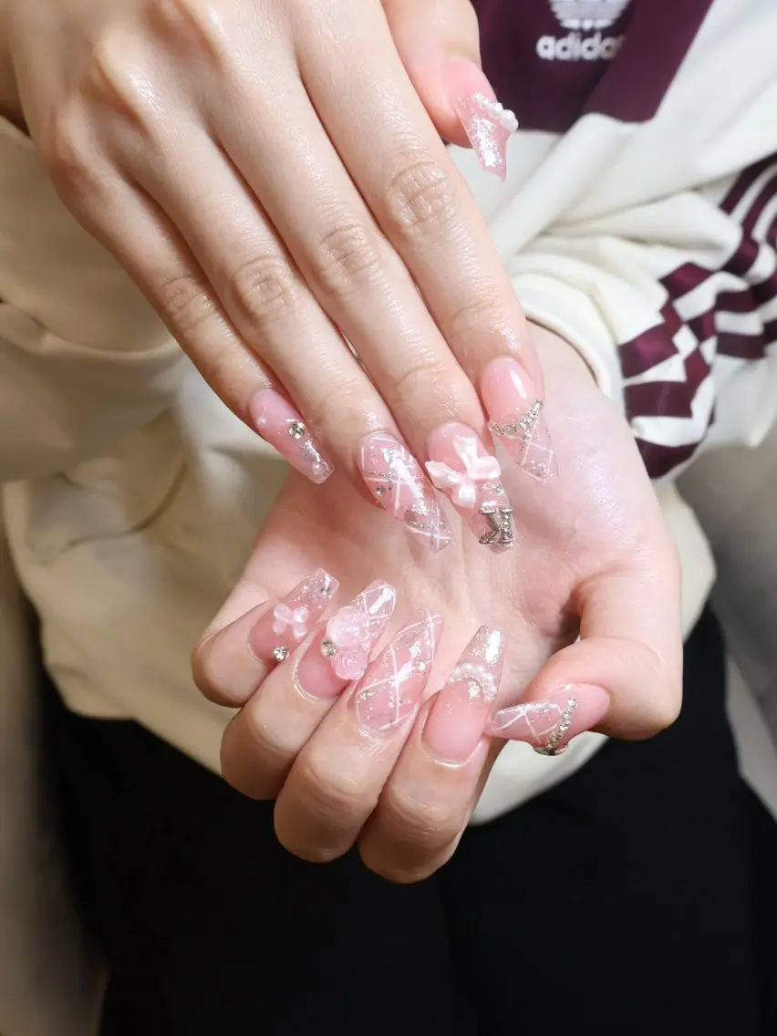 ネイル ガーリー キラキラネイル 韓国ネイル ロングネイル ピンク ハンドネイル ICE Nailsのネイルデザイン