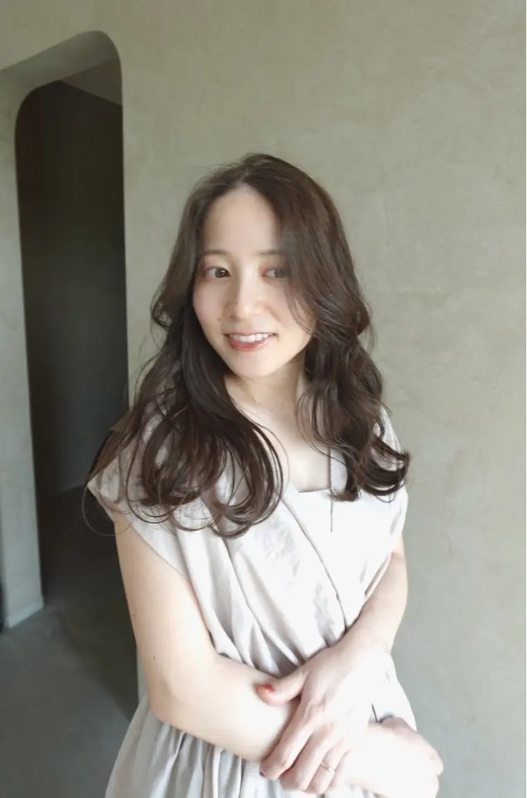 ロング カラー アッシュ ベージュカラー 透明感カラー 井上 愛梨のヘアスタイル