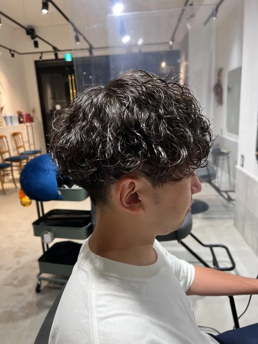 ミディアム パーマ メンズ ミディアムパーマ メンズパーマ 波巻きパーマ カット パーマ メンズカットパーマ ✂️ JOYAのヘアスタイル