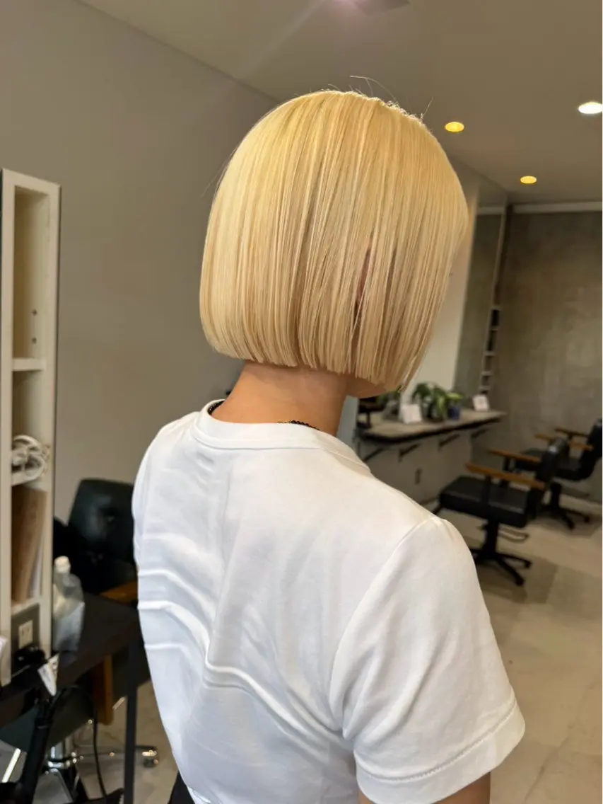 ショート ボブ ヘアカラー ill/ハイトーン カラー/塩崎聖奈のヘアスタイル