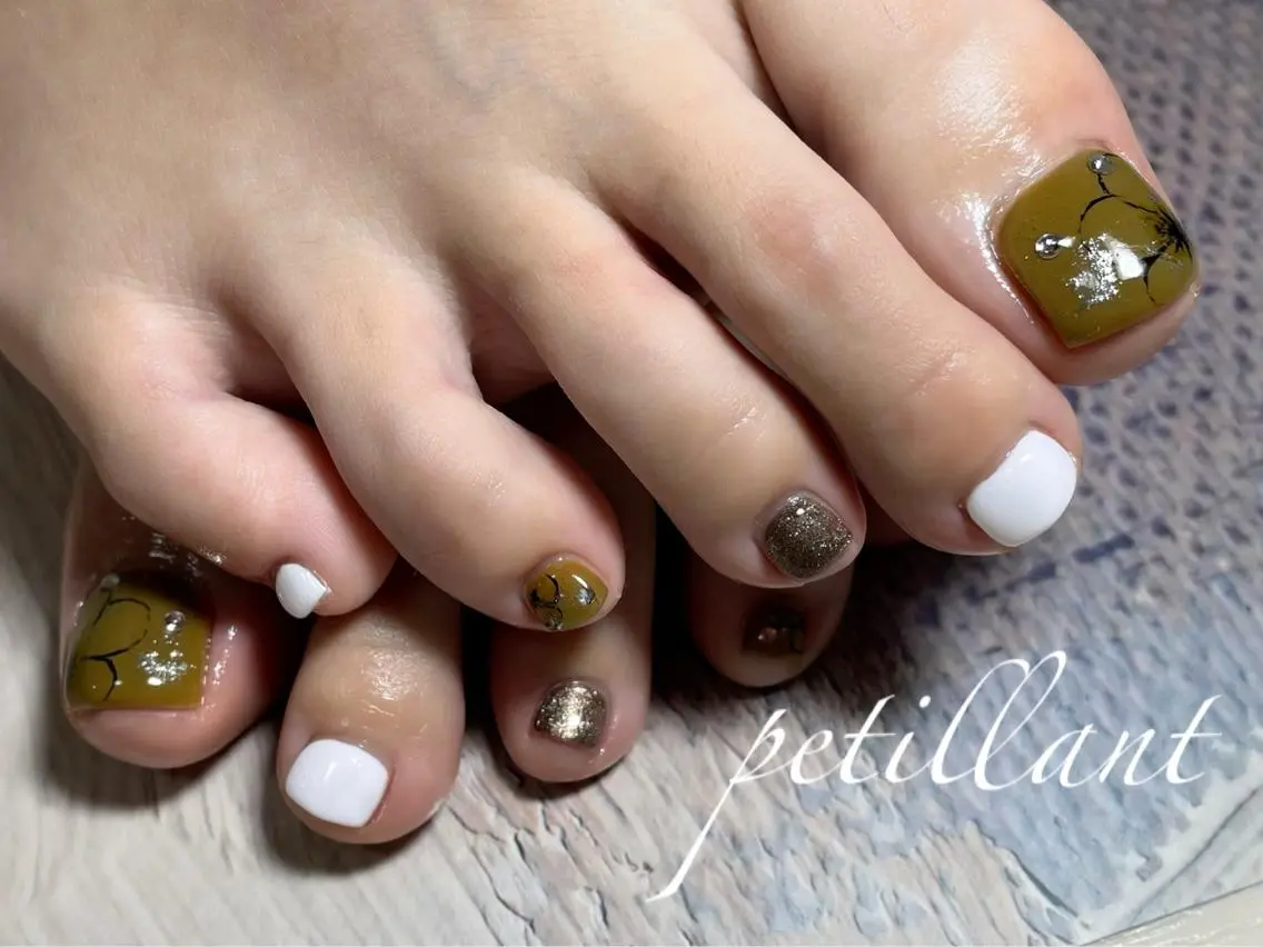 ネイル アートネイル フットネイル ホワイト フットネイル nail salon petillantのネイルデザイン